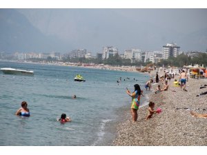 Tam kapanmanın son gününde  Antalya sahillerinde turist yoğunluğu