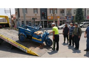 Otomobil İle Üç Tekerlekli Motosikletin Kaza Anı Kamerada