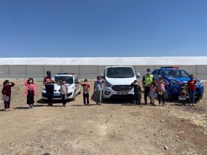 Jandarma Hem Kadınları Bilgilendirdi Hem Çocukları Sevindirdi