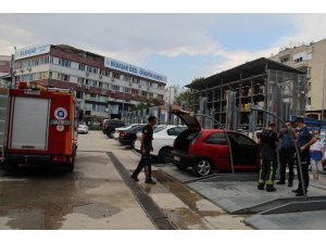 Antalya’da park halindeki otomobilde yangın maddi hasara neden oldu