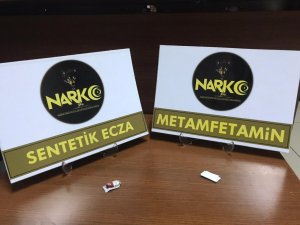 Polisi Görüp Uyuşturucuyu Yere Atan Şüpheli Yakalanmaktan Kurtulamadı