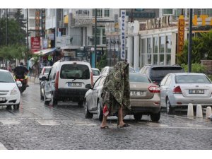 Sağanak yağmura sahilde yakalanıp kaçacak yer aradılar