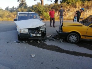 Otomobiller kafa kafaya çarpıştı: 2 yaralı
