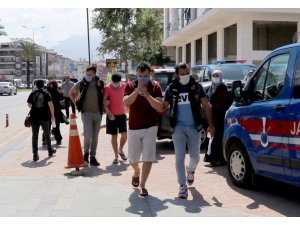 Alanya’da polisten uyuşturucu baskını: 3 gözaltı