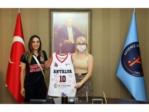 Rektör Özkan Şampiyon Kadın Basketbolcuları Ağırladı