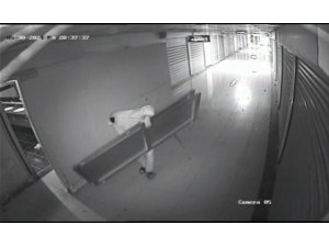 Çarşı Tuvaletinin Kapılarını Çaldı