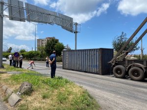 Hatay’da Tırın Açılan Dorsesi Yön Levhalarına Çarptı