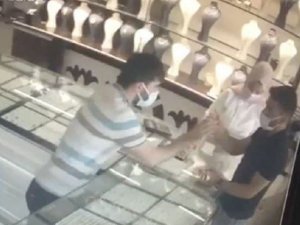 Kuyumcuda 40 bin lira değerinde altını eline aldı ’en ağırları bunlar mı’ diye sorup altınlarla birlikte kaçtı