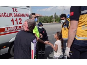 Ambulansı Binmek İstemeyen Yaralı Kız Çocuğunu Polis İkna Etti