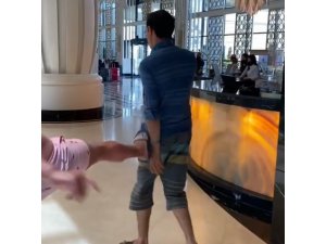 Çocukların fotoğraf ve videosunu çektiği iddia edilen 2 kişiye tekmeli tepki