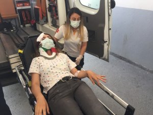 Kaldırımda Yürürken Başına Merdiven Düştü