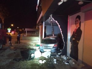 Antalya’da otomobil golf malzemesi satan iş yerine girdi