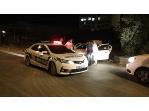 Kısıtlama saatinde polisin dur ihtarına uymadılar aracı park edip kaçmaya çalıştılar