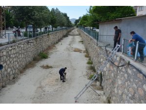 Boş sulama kanalına düşen köpek itfaiye tarafından kurtarıldı