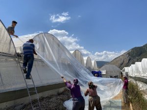 Seraların naylonlarını uçuran hortum anı kamerada