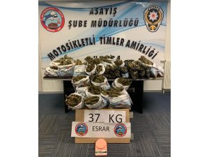 Polisin Yaptığı Üst Aramasında Çıkan Anahtarda Yazılı Adreste 37 Kilogram Esrar Yakalandı