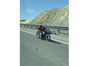 Motosikletin Üstüne Yatan Sürücünün Tehlikeli Yolculuğu Kamerada