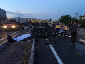 Otomobil İle Kamyon Çarpıştı: 2 Ölü, 1 Yaralı