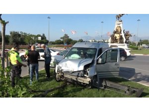 Çarpışan otomobillerin hava yastıkları hayatta tuttu