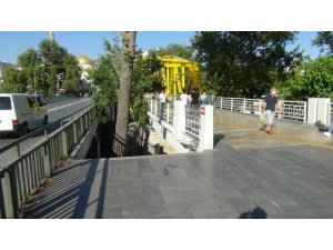 Merdivenlerden düşen adam hastanede yaşamını yitirdi