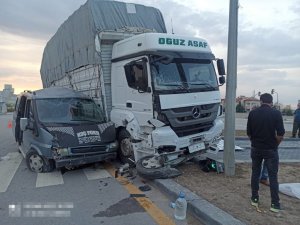 Başkent’te Kamyon Minibüsle Çarpıştı: 2 Yaralı