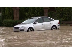 Başkent’te Yağmur Suları Araçları Sürükledi