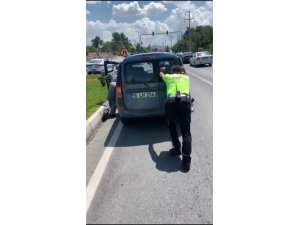 Trafik Polisi, Yolda Kalan Aracı İterek Sürücüye Yardım Etti