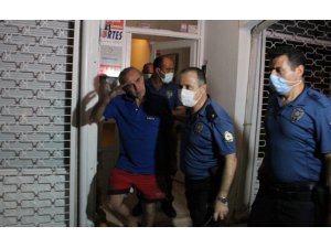 Balkonda ateş yakıp kendini eve kilitledi, çıkarken kalabalığı selamladı