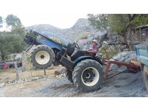 Devrilen traktörün sürücüsü hayatını kaybetti