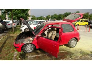 Sağlık çalışanının hastane bahçesine park ettiği araç yandı