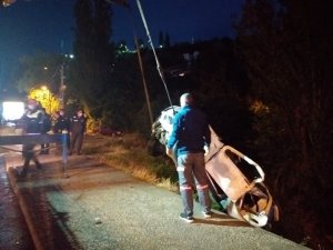 Başkent’te Otomobil Dereye Uçtu: 4 Yaralı