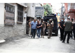 Linç Edilmekten Polis Havaya Ateş Açarak Kurtardı