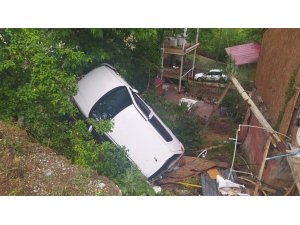 Otomobil Evin Bahçesine Uçtu: 1 Yaralı