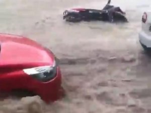 Sel Suları Motosikleti Sürükledi, Kanallar Taştı