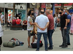 Antalya’da sivil zabıtalardan dilenci ve seyyar satıcı operasyonu