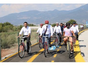 Kaş’ta kapalı pazar yeri ve bisiklet yolu hizmete açıldı