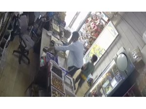 Dondurma Yiyerek Cep Telefonu Çalan Hırsız, Güvenlik Kamerasına Yakalandı