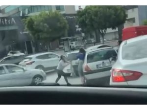 Antalya’da iki kadının, trafikteki saç başa kavgası kamerada