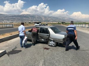 Otomobil İle Minibüs Çarpıştı: 3 Yaralı