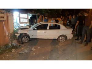 Otomobil Tamirhanenin Duvarına Çarptı: 4 Yaralı
