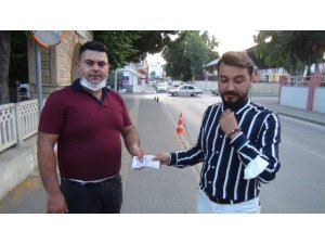 Yakıt aldığı istasyonda para dolu cüzdanı araç üzerinde bırakıp yoluna devam etti