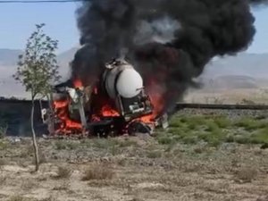 Tekeri Kilitlenen Tanker Alev Topuna Döndü, Sürücü Son Anda Kurtuldu