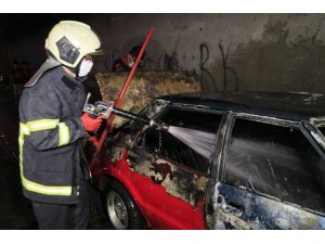 Adana’da Park Halindeki Otomobil Kundaklandı