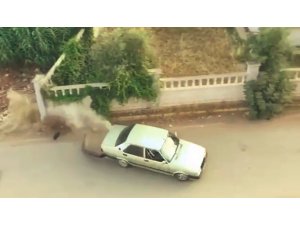 Drift yaparken köpeği görüp kontrolden çıktı, duvara çarparak durabildi