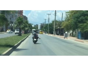 Motosiklet arkasında oturan kadından ‘pes’ dedirten davranış