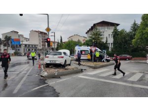 Kaza Yapan Aracın Yangın Tehlikesi Ekipleri Harekete Geçirdi