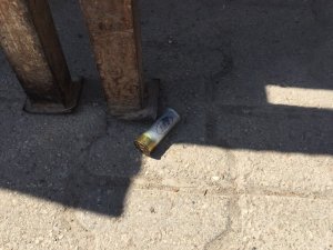Silah Sesi Duydu Balkona Çıktı Yaralandı