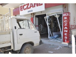 Tartıştığı kardeşinin dükkanına kamyonetle daldı