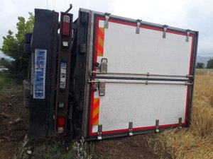 Burdur’da Kamyon Şarampole Yuvarlandı: 2 Yaralı