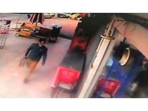 Market Önündeki Paketli Gazetelerin Çalınması Kamerada